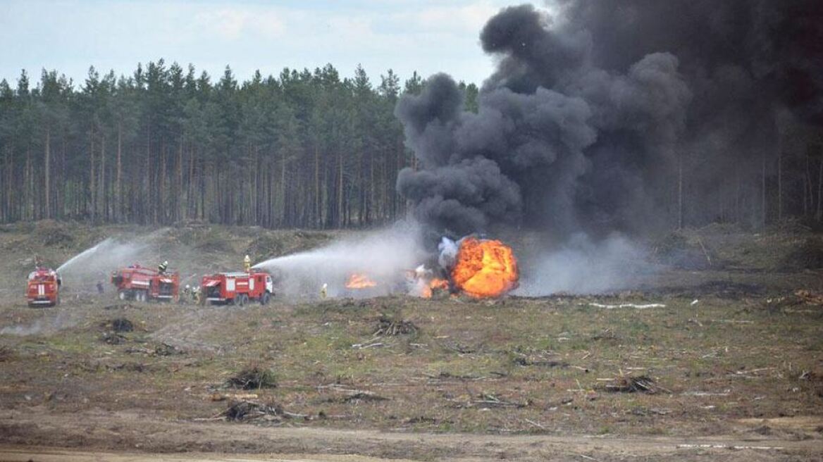 Φωτογραφίες: Παρανάλωμα του πυρός στρατιωτικό ελικόπτερο στη Ρωσία