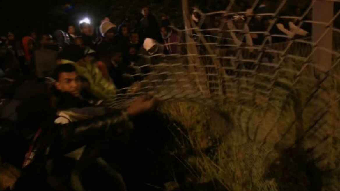 Βίντεο: Πρωτοφανή επεισόδια μεταξύ μεταναστών και αστυνομίας στο Τούνελ της Μάγχης