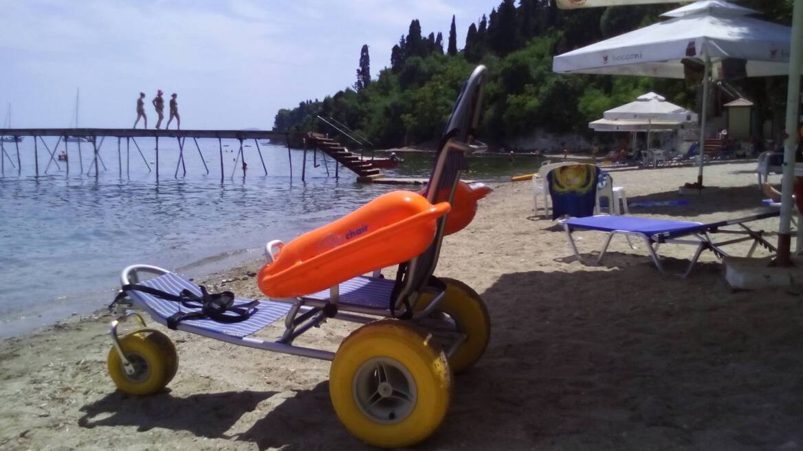 Πλωτά αμαξίδια και ράμπες ΑΜΕΑ σε παραλίες της Κέρκυρας