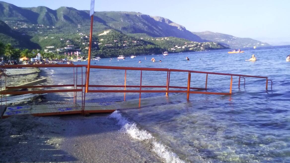 Πλωτά αμαξίδια και ράμπες ΑΜΕΑ σε παραλίες της Κέρκυρας
