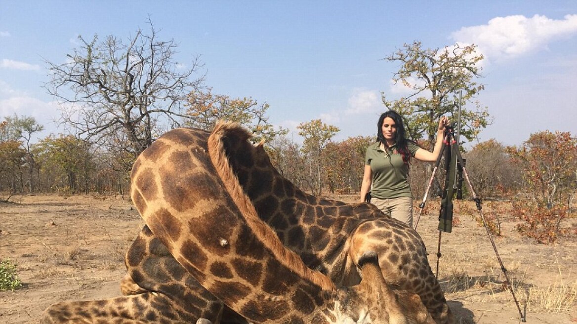 Σάλος: Λογίστρια ποζάρει στο Facebook με τα άγρια ζώα που έχει σκοτώσει!