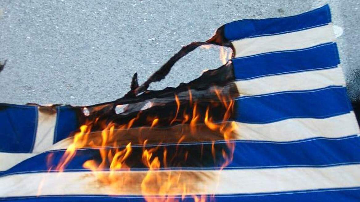 Ναύπλιο: Χειροπέδες σε πέντε άτομα που έκαψαν την ελληνική σημαία