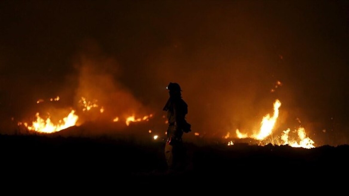 ΗΠΑ: «Μάχη» με τη φωτιά δίνουν 14.000 πυροσβέστες στην Καλιφόρνια