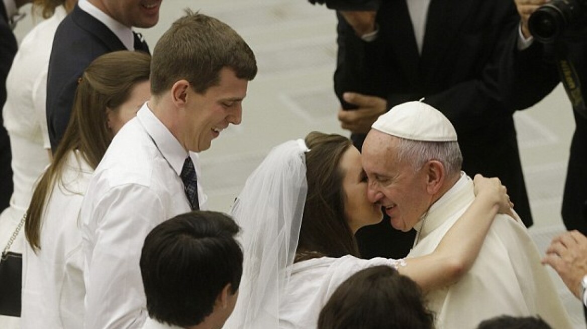Πάπας Φραγκίσκος: Οι χωρισμένοι που ξαναπαντρεύονται να λαμβάνουν την θεία κοινωνία