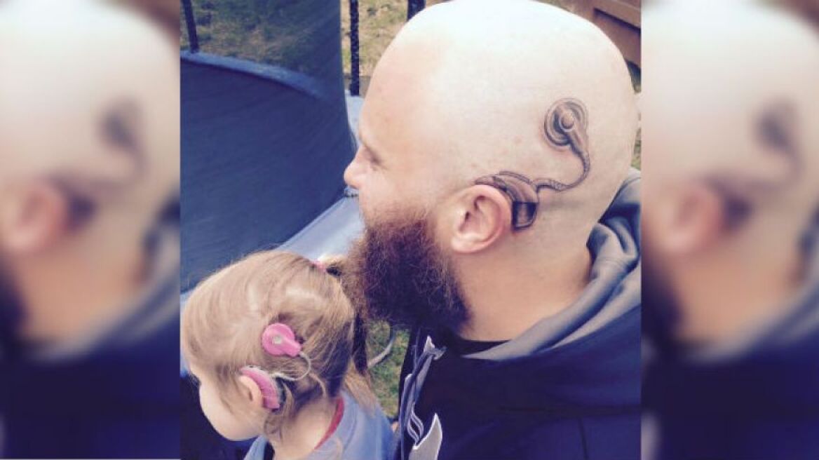 Πατέρας έκανε τατουάζ το εμφύτευμα της κόρης του στο αυτί για να τη στηρίξει 