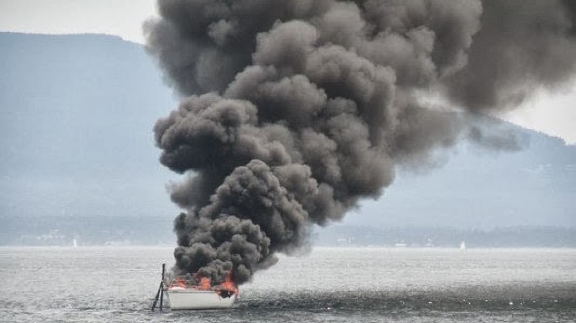 Πυρκαγιά σε ιστιοφόρο σκάφος στον όρμο της Σχοινούσας