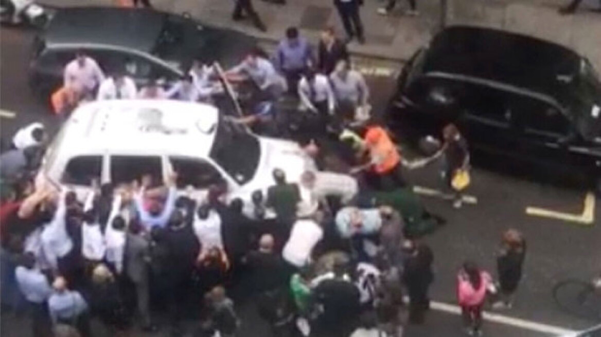 Bίντεο: Σήκωσαν στα χέρια το ταξί για να σώσουν εγκλωβισμένη γυναίκα