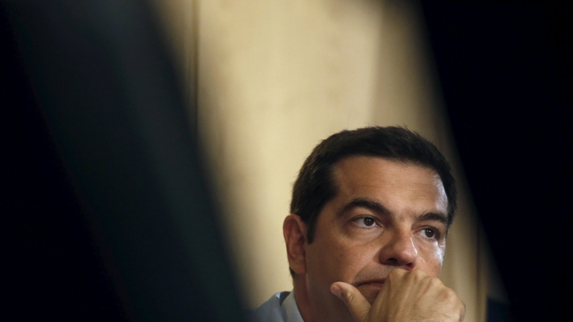 Guardian: Ο Τσίπρας παραδίδει τα κλειδιά της ελληνικής οικονομίας στους Ευρωπαίους