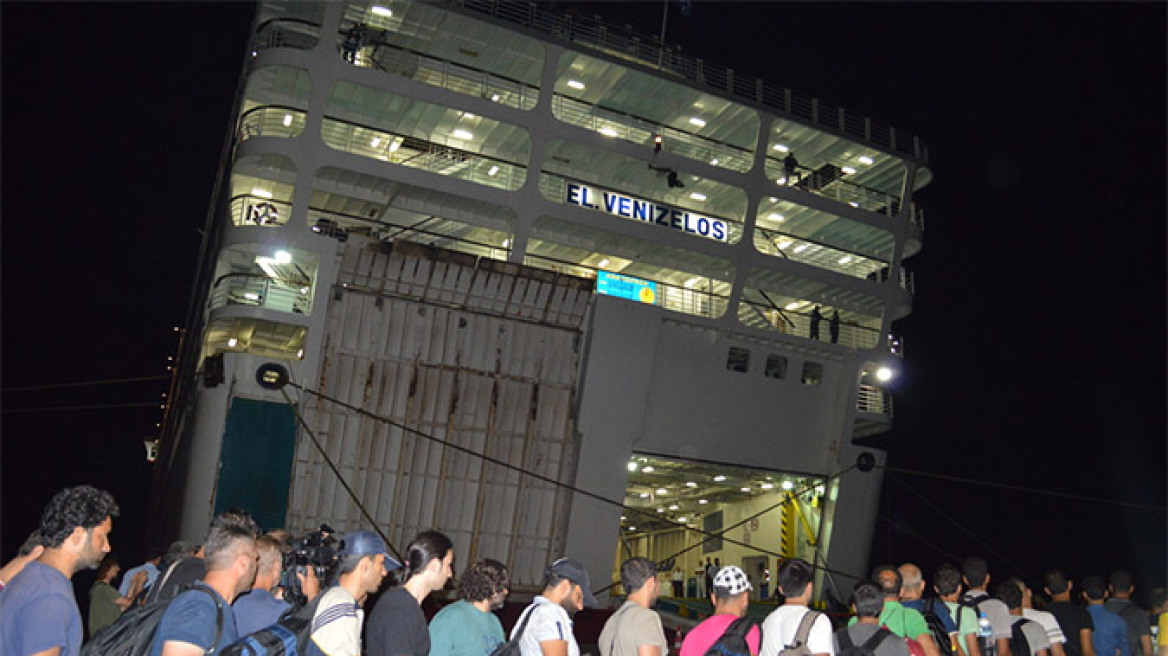 Κως: Οι πρώτοι Σύροι μπήκαν στο πλοίο - Συνεχίζουν να διαμαρτύρoνται Πακιστανοί, Ιρακινοί και Αφγανοί