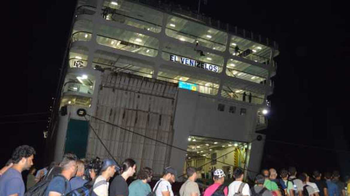 Πλοίο για την μεταφορά μεταναστών από τα νησιά ναυλώνει η κυβέρνηση 