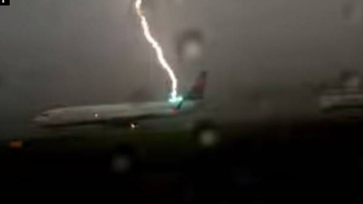 Βίντεο: Δείτε την στιγμή που κεραυνός χτυπά αεροπλάνο στον διάδρομο απογείωσης