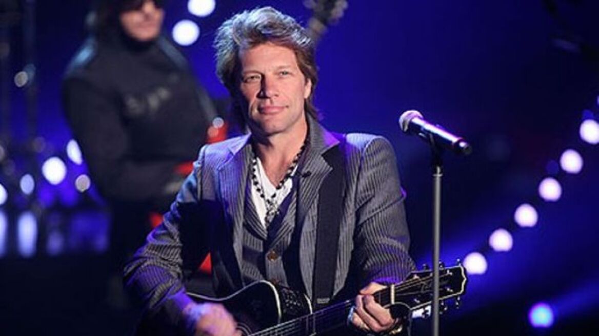 Βίντεο: Δείτε τον Jon Bon Jovi να τραγουδάει μία ερωτική μπαλάντα στα... μανδαρίνικα