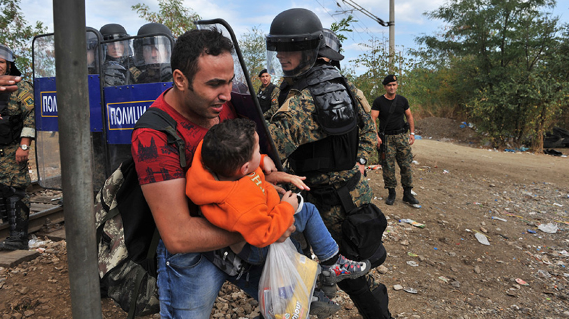 Οι Σκοπιανοί απώθησαν με δακρυγόνα τους πρόσφυγες στα σύνορα με την Ελλάδα