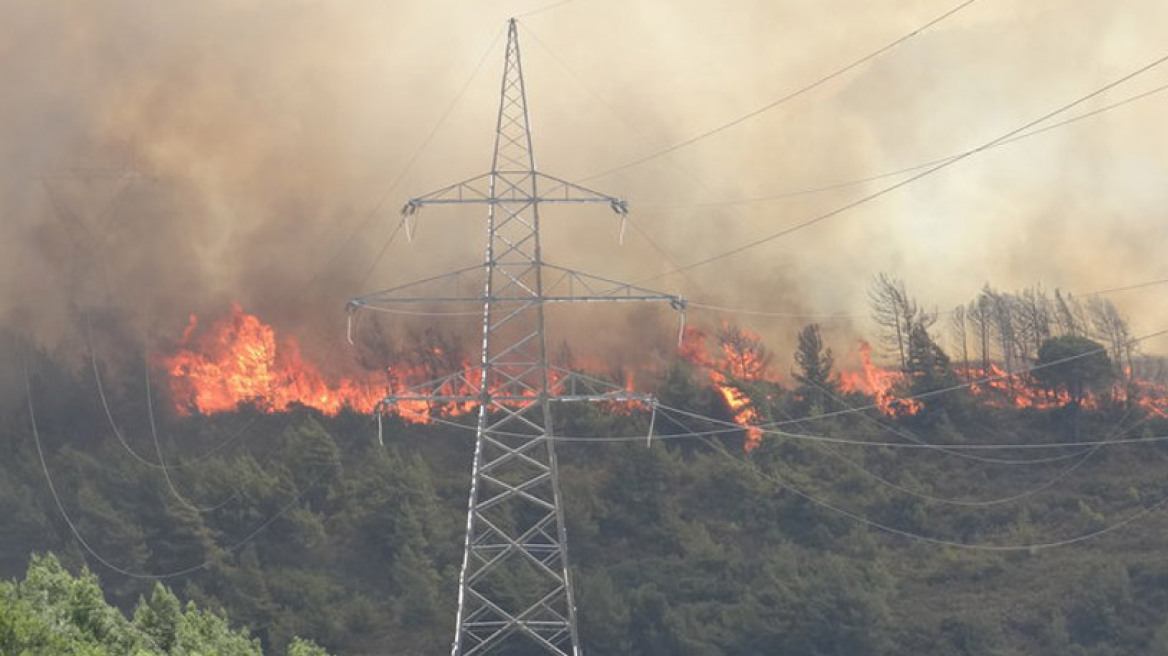 Μεγάλη πυρκαγιά στη Ρόδο - Εκκενώθηκαν οικισμοί
