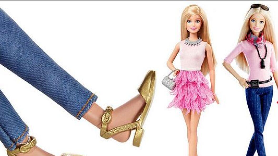 Ιστορική στιγμή: Η Barbie βγάζει τα ψηλά τακούνια και φορά flat παπούτσια!