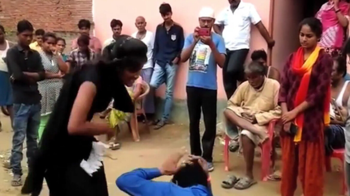 Βίντεο: Άγριο ξύλο από Ινδή στον άνδρα που την παρενόχλησε 