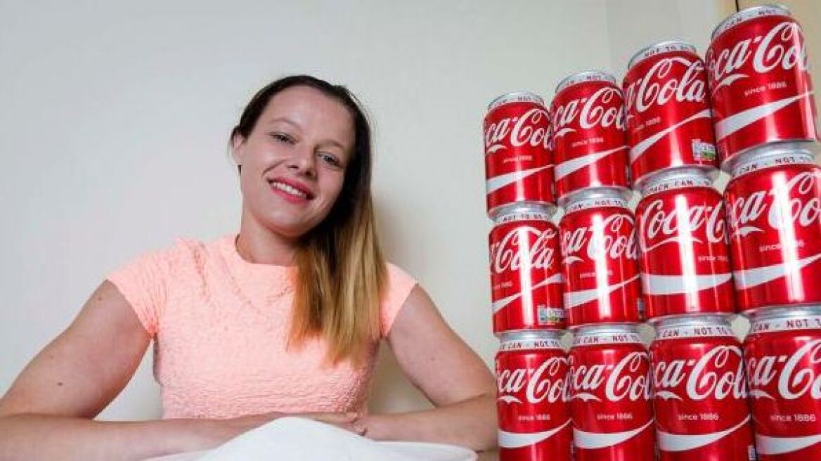 Βρετανία: 27χρονη έκοψε την coca cola και έχασε 54 κιλα! 