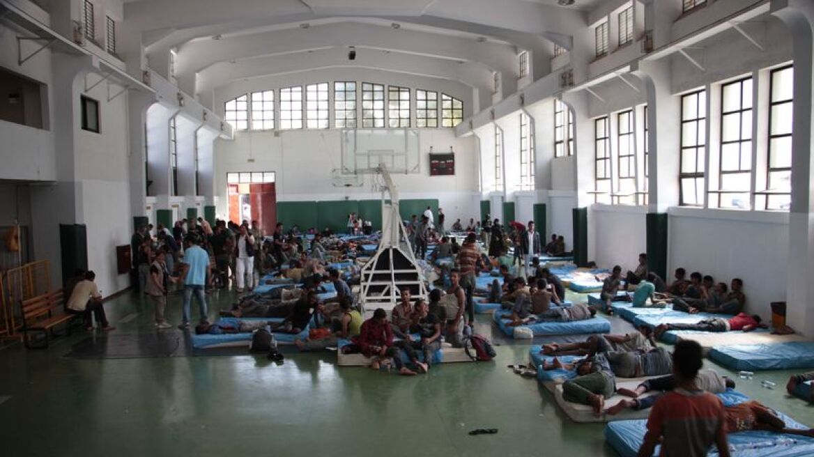 Χανιά: Στο κλειστό γυμναστήριο μεταφέρθηκαν 240 μετανάστες που βρέθηκαν στην Παλαιοχώρα