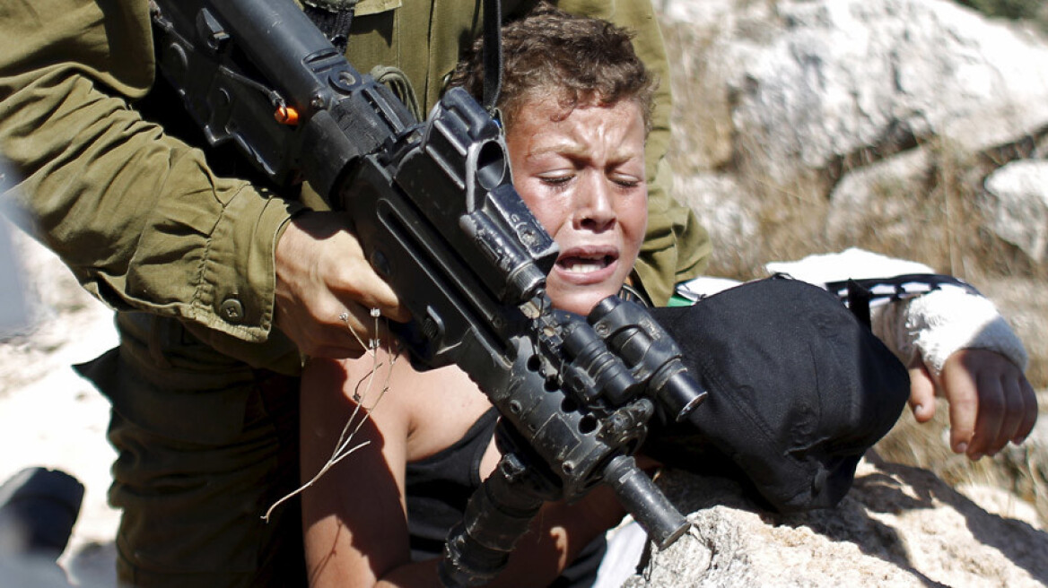 Βίντεο: Παλαιστίνιες γλιτώνουν 12χρονο από τα χέρια Ισραηλινού στρατιώτη