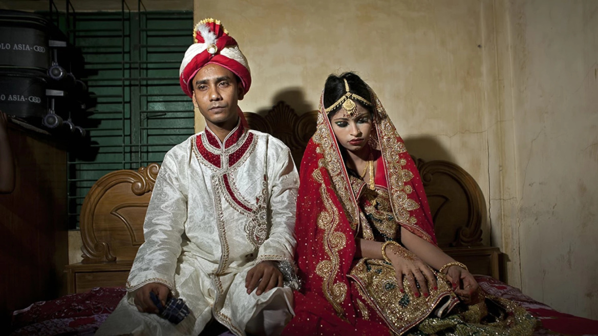 Μπαγκλαντές: Σοκάρουν οι φωτογραφίες της ανήλικης νύφης με τα θλιμμένα μάτια 