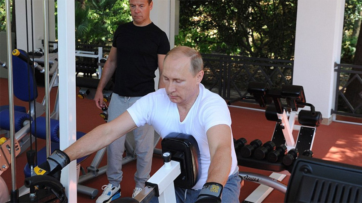 Αυτό σίγουρα δεν το έχετε ξαναδεί: Ο Πούτιν γυμνάζεται και ο Μεντβέντεφ τον θαυμάζει!