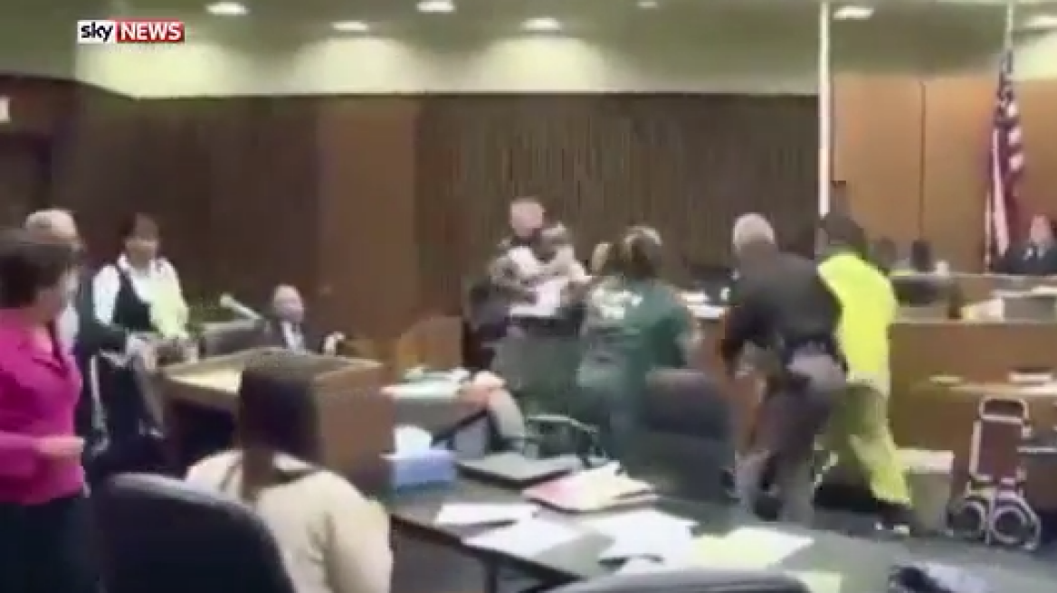 Βίντεο: Πατέρας γρονθοκόπησε τον δολοφόνο της 3χρονης κόρης του στο δικαστήριο 
