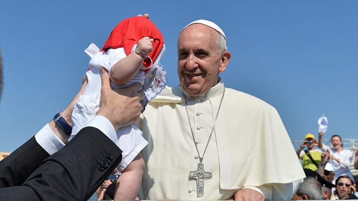 Πάπας Φραγκίσκος: Οι ιερείς να συγχωρούν τις γυναίκες που κάνουν εκτρώσεις