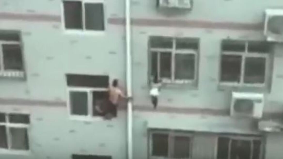 Βίντεο: Δραματική διάσωση κοριτσιού που κρέμεται από τον 4ο όροφο με τη βοήθεια... σφουγγαρίστρας
