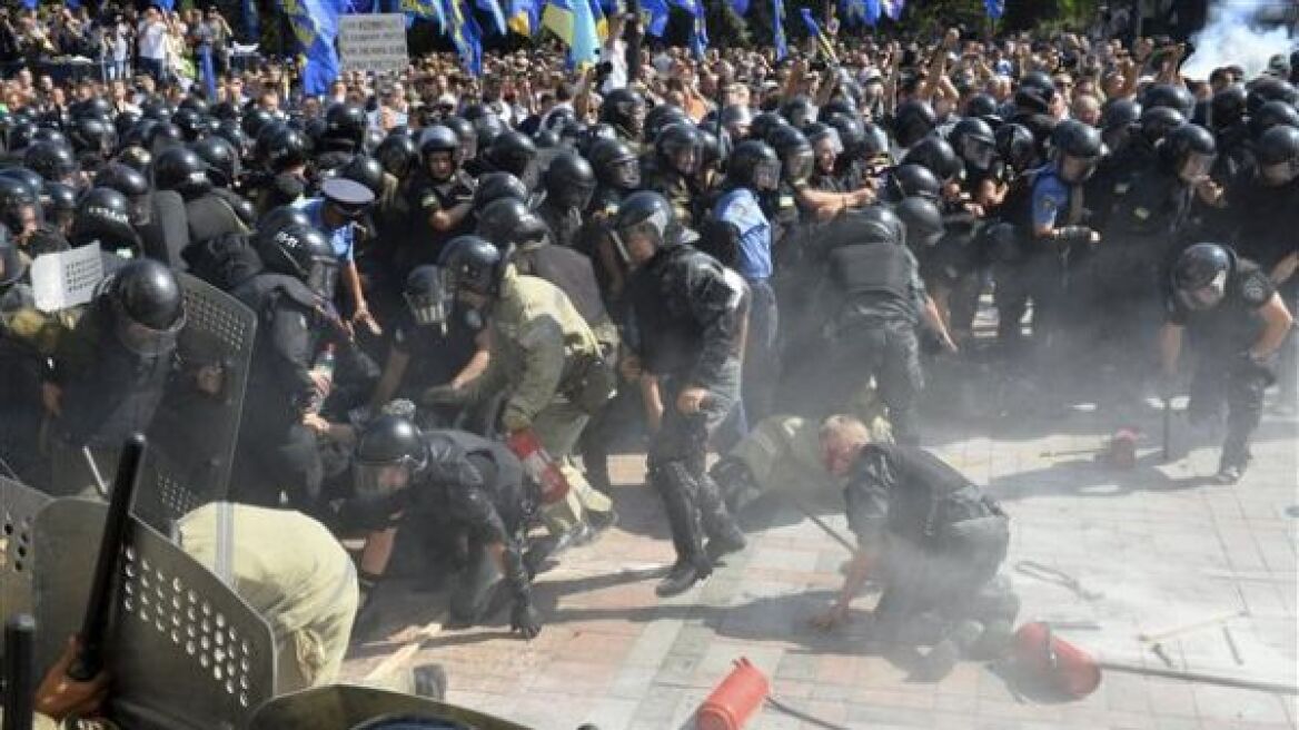 Και δεύτερος νεκρός αστυνομικός από τις συγκρούσεις στο Κίεβο
