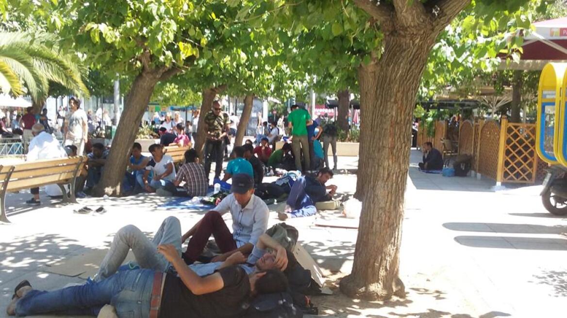 Πλήθος προσφύγων στην πλατεία Βικτωρίας λόγω πληρότητας στον Ελαιώνα