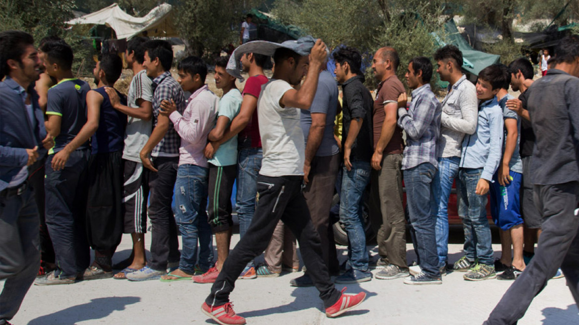 Πάνω από 10.000 εγκλωβισμένοι πρόσφυγες στο λιμάνι της Μυτιλήνης