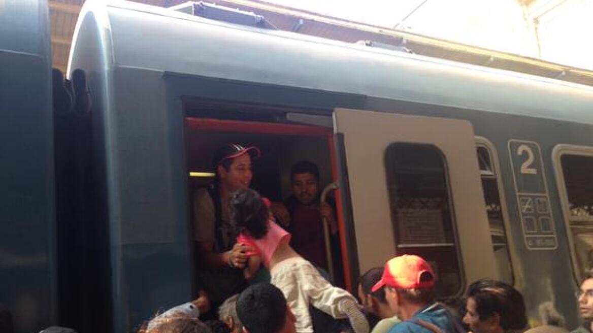 Πρόσφυγες εισέβαλαν στον σιδηροδρομικό σταθμό της Βουδαπέστης