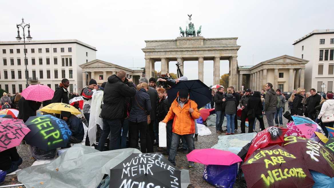 Γερμανία: Εννιά στους δέκα αισθάνονται ντροπή για τις βίαιες διαδηλώσεις εναντίον των προσφύγων 