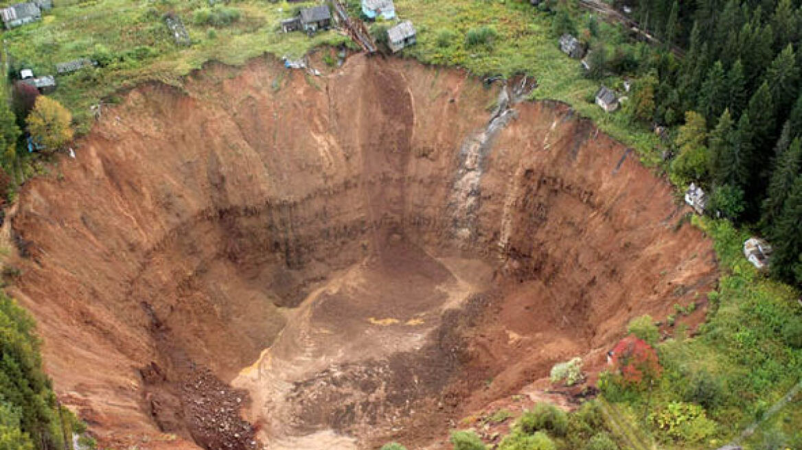 Γιγαντιαία τρύπα «καταπίνει» θέρετρο στη Σιβηρία!