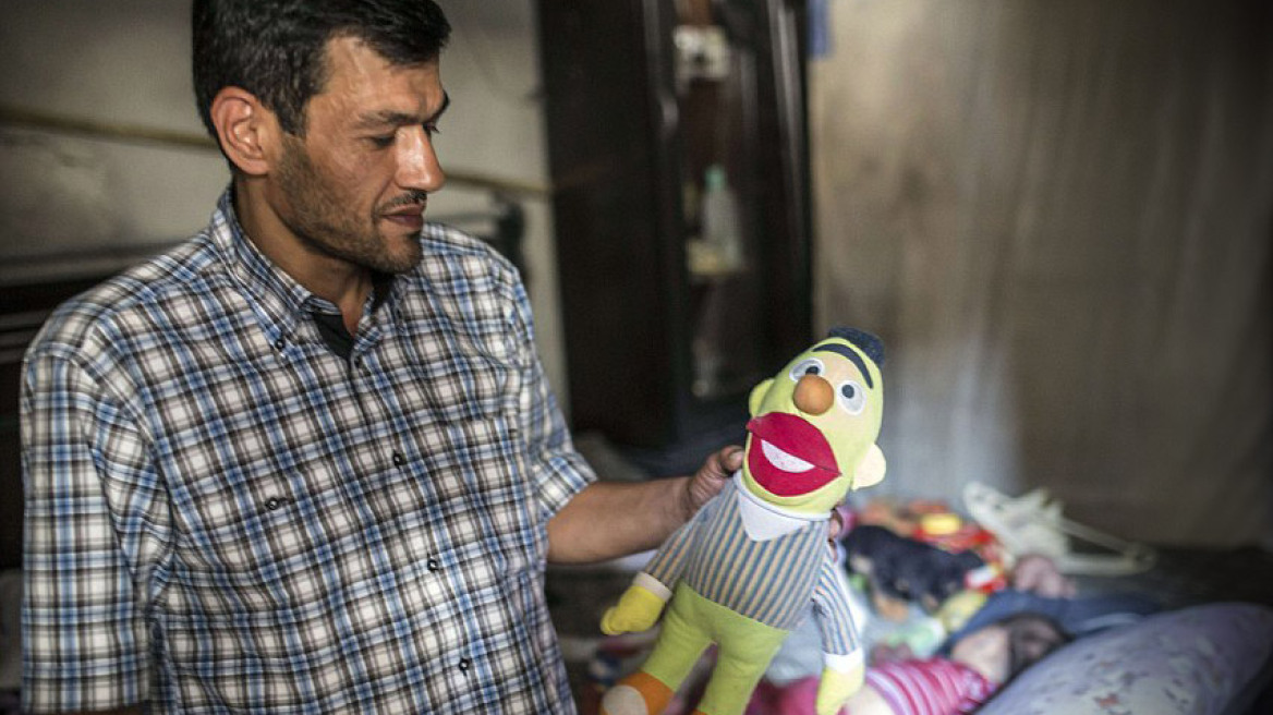 Ο τραγικός πατέρας του Αϊλάν επιστρέφει στο βομβαρδισμένο σπίτι στο Κομπάνι