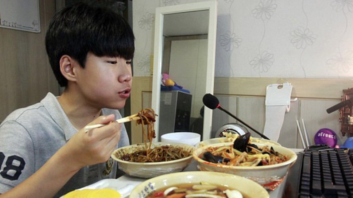 Δείτε τον 14χρονο που κερδίζει μέχρι και $1.500 τη νύχτα τρώγοντας μπροστά από μια κάμερα!