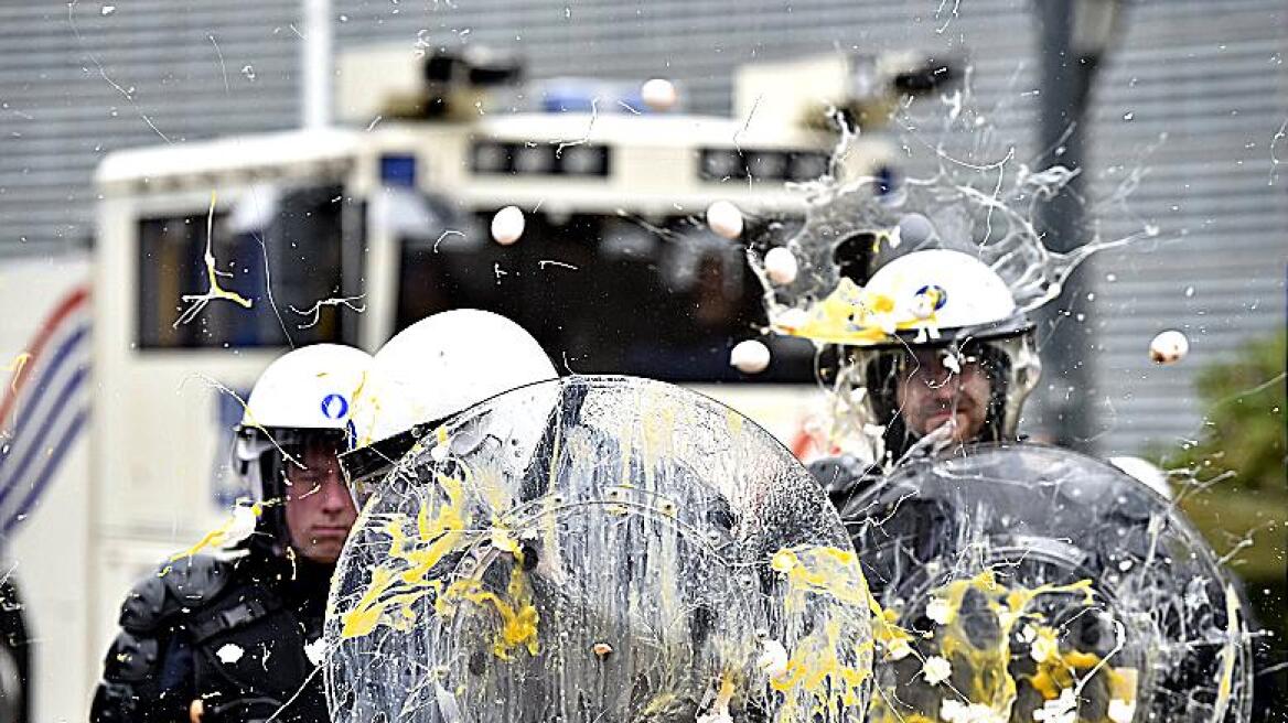 Βίντεο: Αυγά και πυροτεχνήματα εναντίον αστυνομικών στις Βρυξέλλες