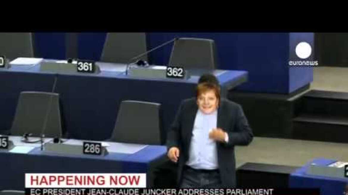Βίντεο: Ιταλός ευρωβουλευτής ντύθηκε... Μέρκελ και χαιρέτησε τον Γιούνκερ