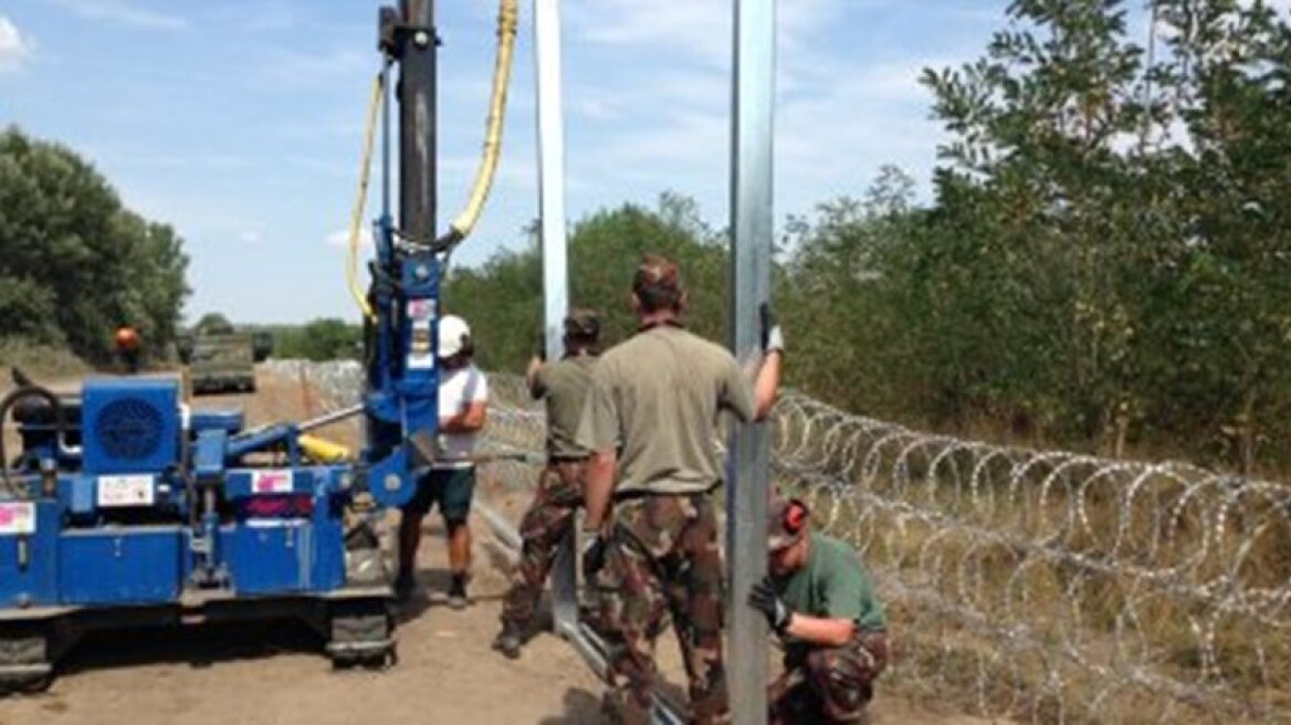 Φυλακισμένοι φτιάχνουν τον φράχτη στα σύνορα της Ουγγαρίας