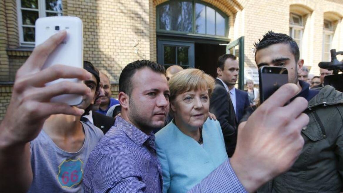 H selfie της Μέρκελ με τους πρόσφυγες 