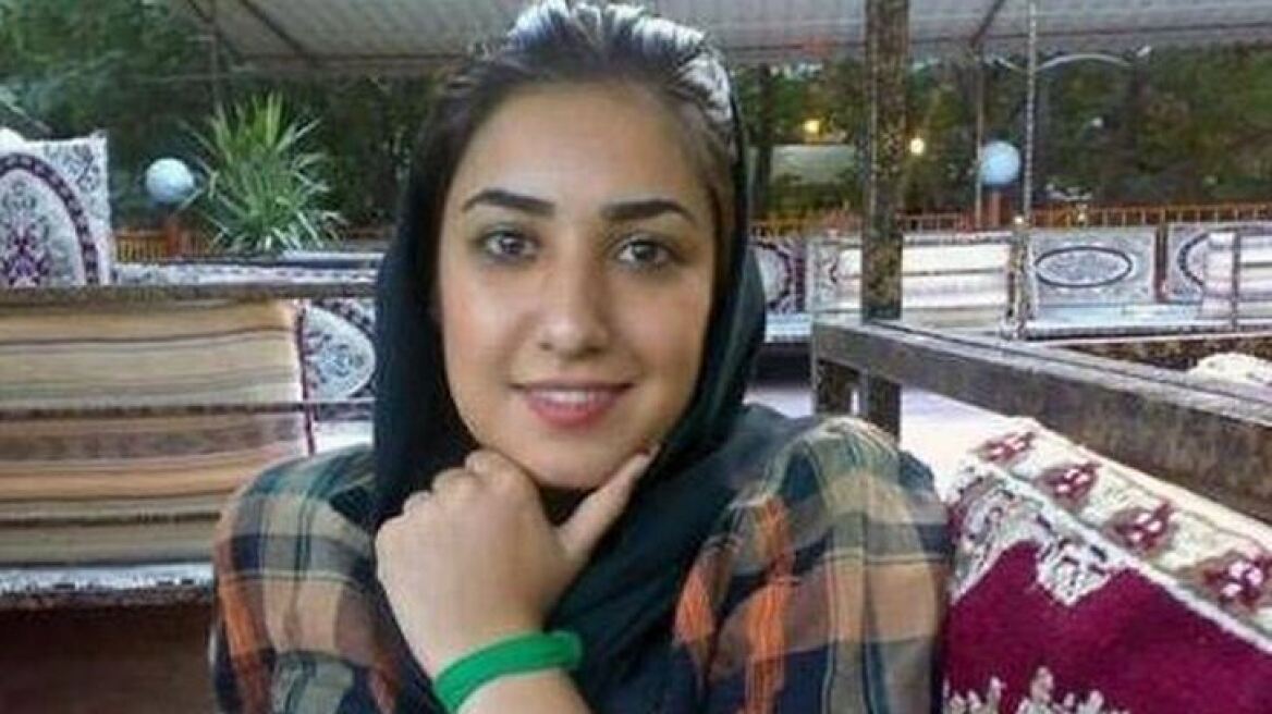 Ιράν: Ποινή σε γυναίκα γιατί έκανε... χειραψία με άνδρα!