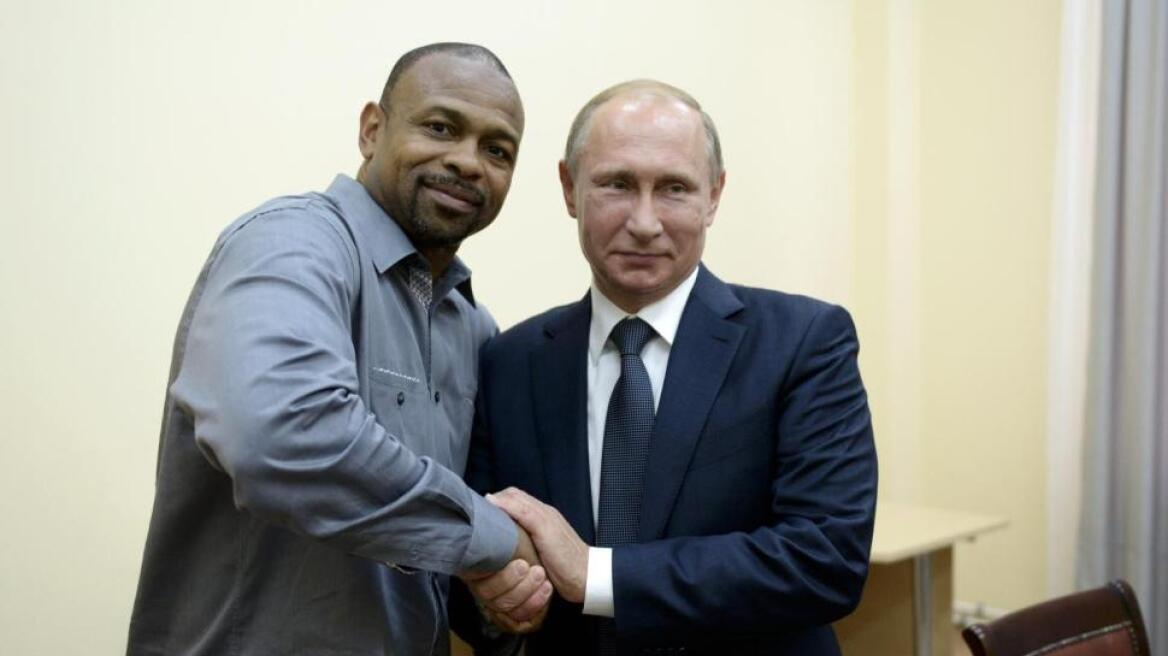 Ο Πούτιν χορήγησε την ρωσική υπηκοότητα στον πρωταθλητή της πυγμαχίας Ρόι Τζόουνς
