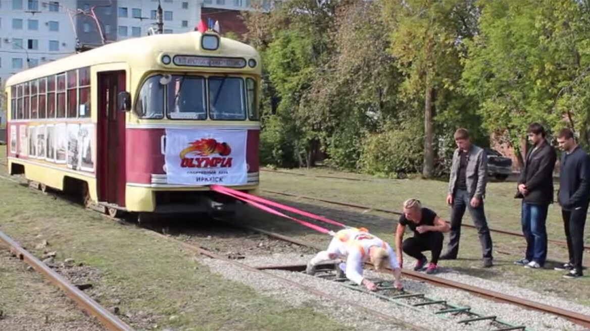 Γυναίκα 79 κιλών, «έσυρε» τραμ 17 τόνων στη Σιβηρία!