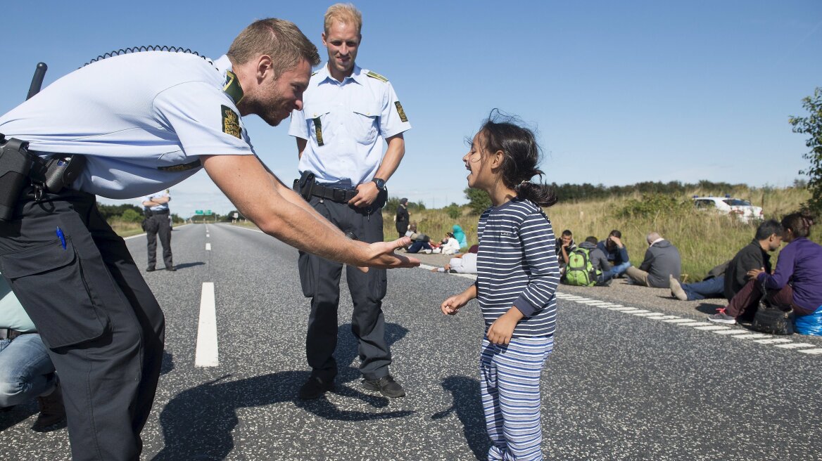 Συγκινητική φωτογραφία: Αστυνομικός παίζει με προσφυγόπουλο