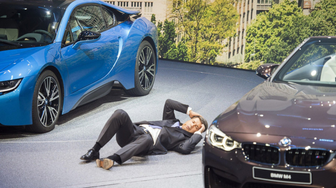 Βίντεο: Ο διευθυντής της BMW κατέρρευσε στην πρώτη παρουσίασή του στη Φρανκφούρτη!
