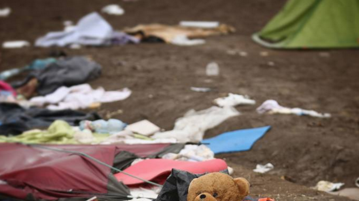 Φωτογραφίες: Οι πρόσφυγες «ξεχνούν» στα σύνορα κούκλες, παπούτσια, φάρμακα...