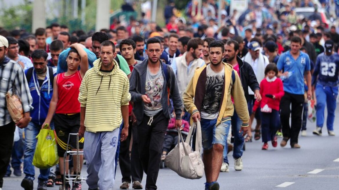 Χιλιάδες πρόσφυγες μετακινούνται από τα σύνορα Σερβίας-Ουγγαρίας προς την Κροατία