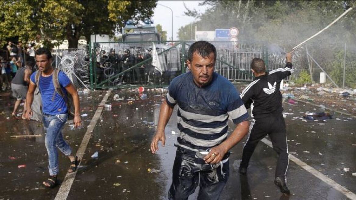 Ουγγαρία: Με χημικά, δακρυγόνα και κανόνια νερού επιτέθηκαν στους μετανάστες