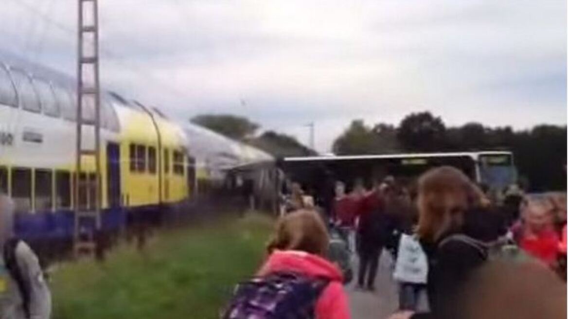 Βίντεο σοκ: Τρένο χτυπά σχολικό λεωφορείο στη Γερμανία