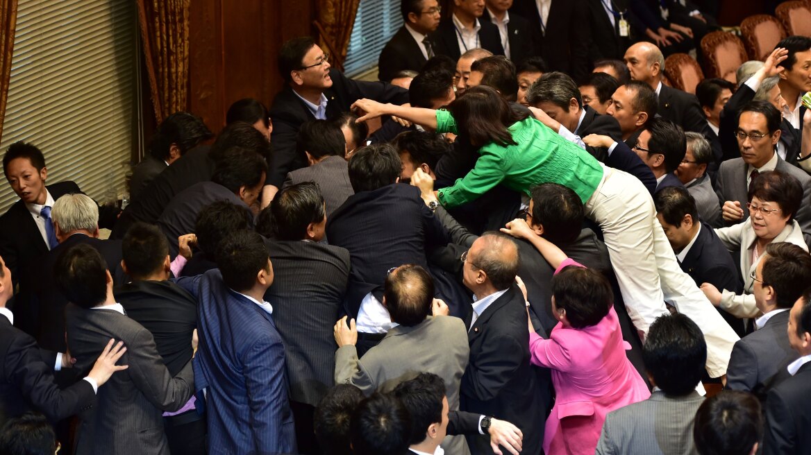 Βίντεο: Σε ρινγκ μετατράπηκε η ιαπωνική βουλή σε ψηφοφορία για τον... φιλειρηνισμό